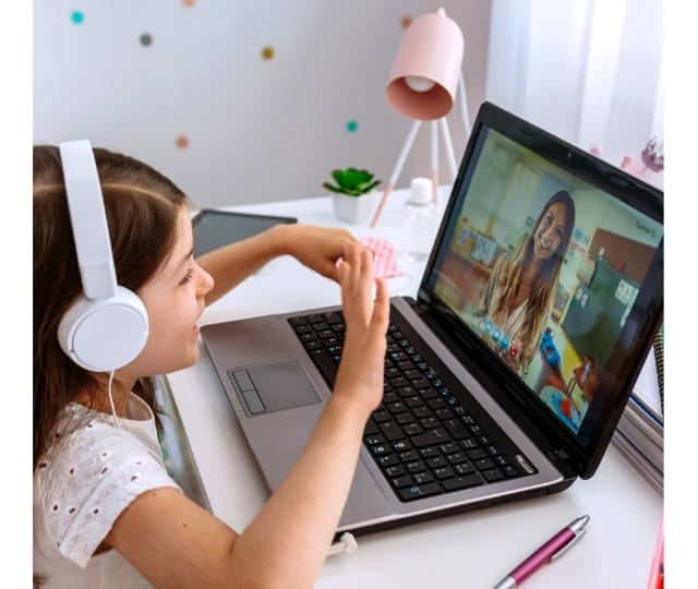 Niño estudiando ingles en línea