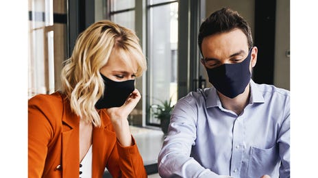 Dos personas aprendiendo el idioma hebreo online
