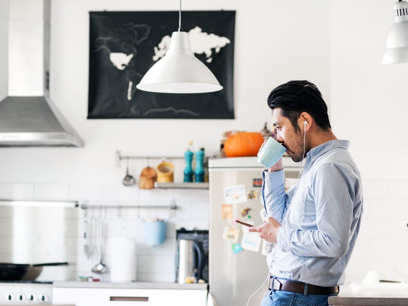 Hombre estudiando los números en portugués
