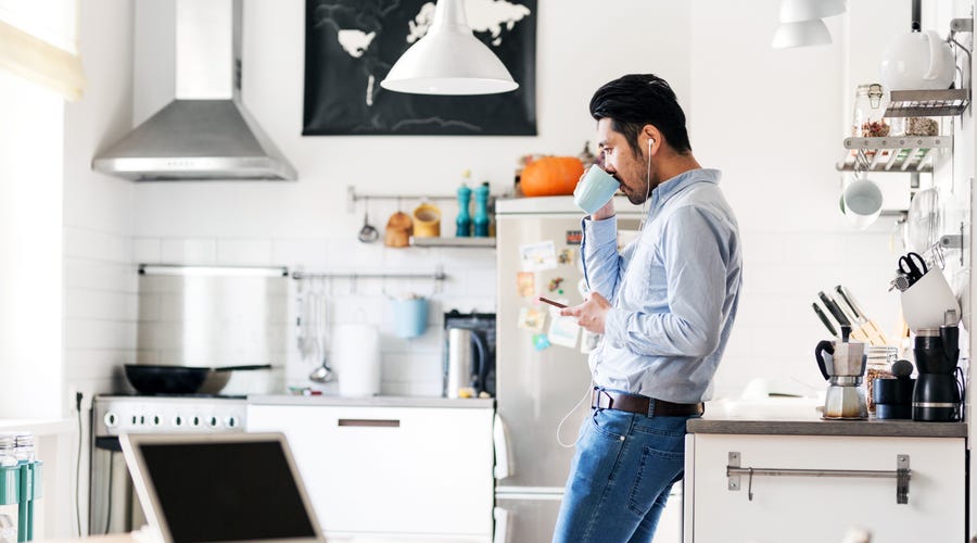 Hombre estudiando los números en portugués
