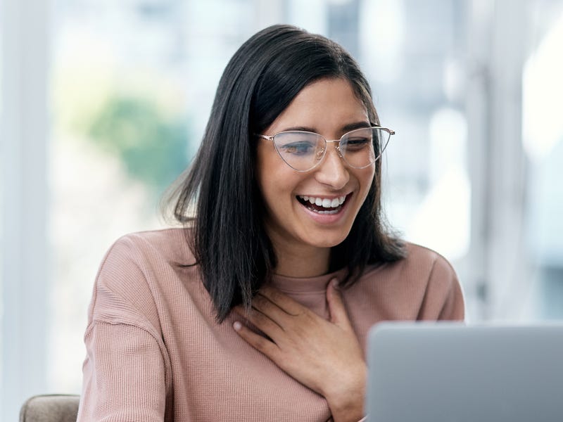 Mujer estudiando inglés conversacional