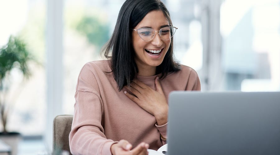 Mujer estudiando inglés conversacional