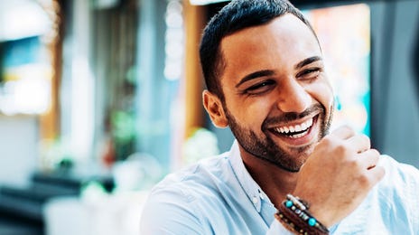 Un hombre riéndose feliz