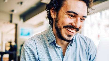 Hombre en CyberTeacher Classic autoestudio en plataforma virtual