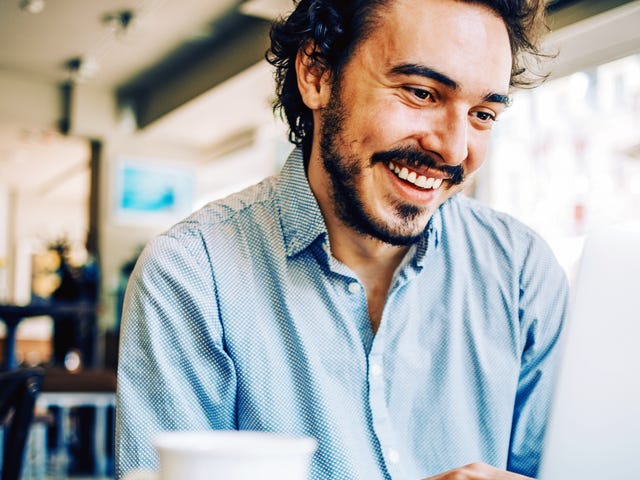 Hombre en CyberTeacher Classic autoestudio en plataforma virtual