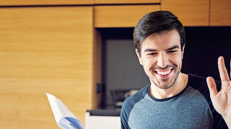 Hombre estudiando alemán básico