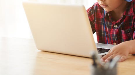 Niño estudiando español para niños y adolescentes