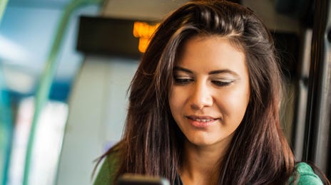 Mujer estudiando el idioma maratí en el celular