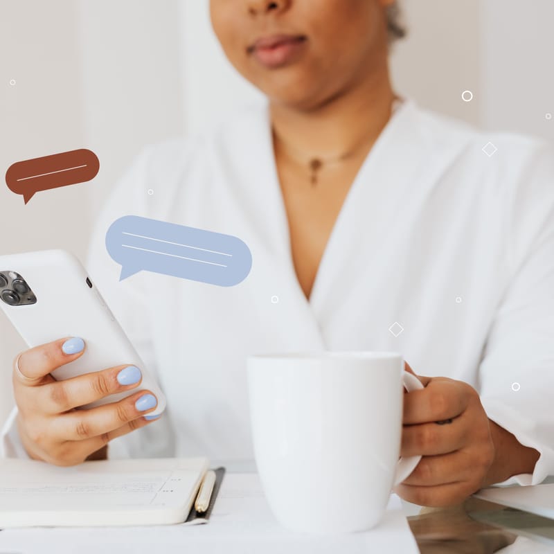 Una mujer con una taza blanca, viendo en su celular un artículo sobre reglas gramaticales nuevas.