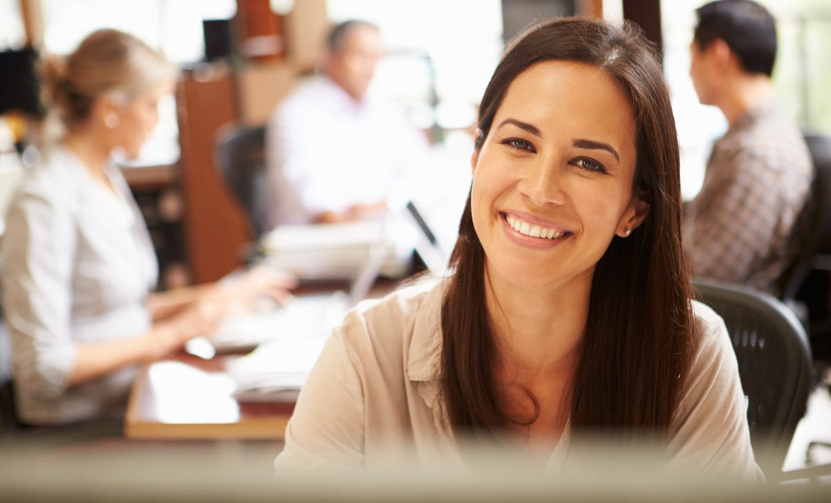 Mujer diciendo aprende español