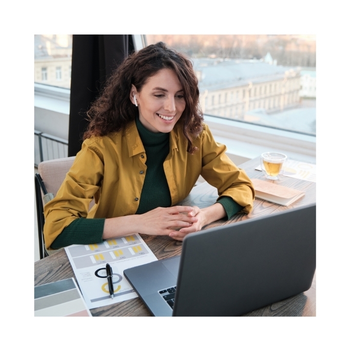 Mujer aprendiendo idiomas con Berlitz Flex