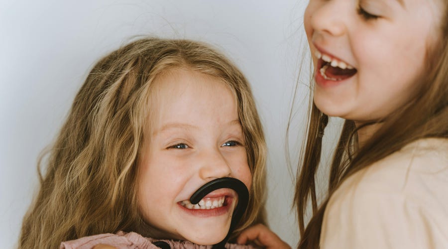 Dos niñas bromeando felices en el April Fool's Day.