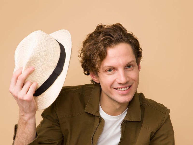 Hombre diciendo hola en portugués