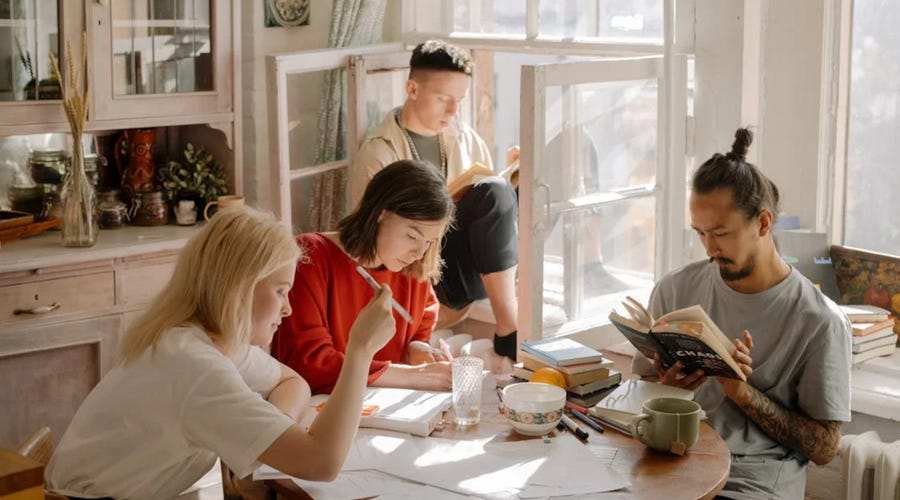 Jóvenes usando recursos educativos