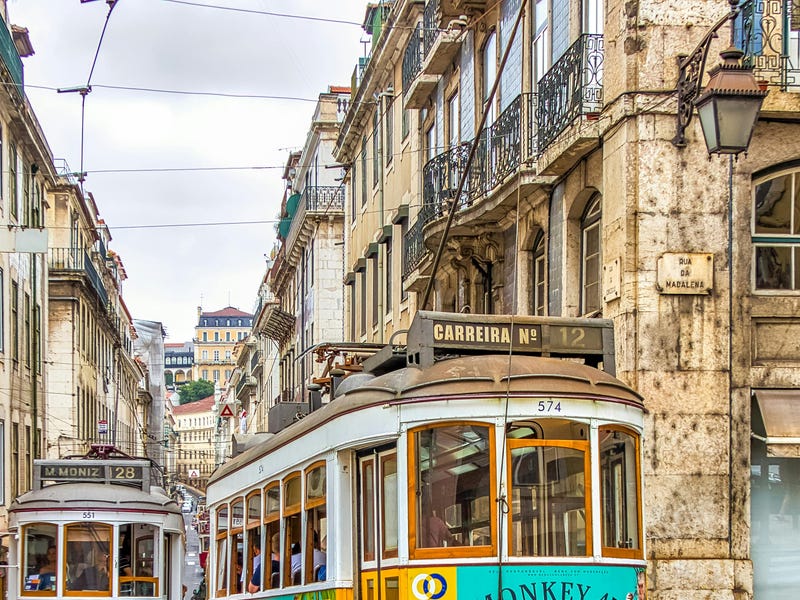 Tren en Lisboa con palabras en portugués de Portugal.