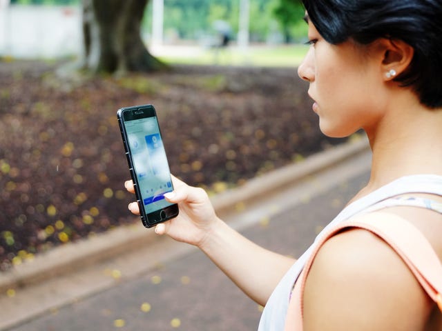 Mujer viendo la plataforma virtual de autoaprendizaje de idiomas