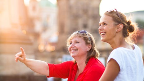 Mujeres disfrutando el idioma serbio