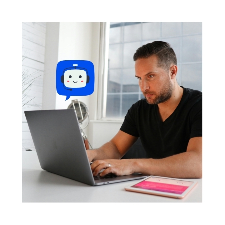 Hombre practicando inglés con avatares de Berlitz Speakology