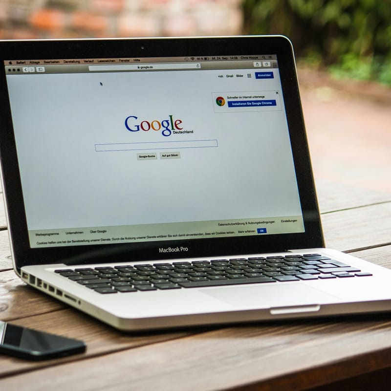 Computadora mostrando el sitio web de Google en el Día del Internet.