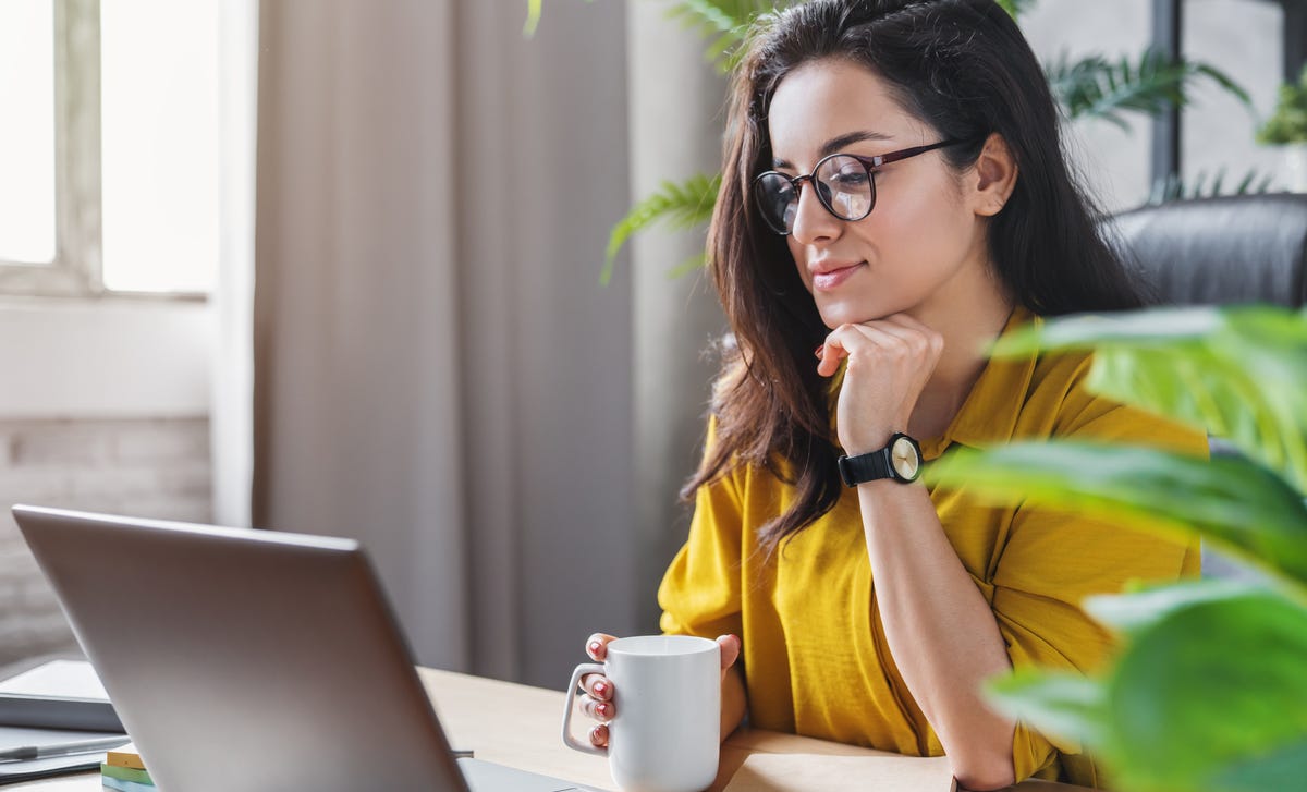 Mujer diciendo aprende alemán