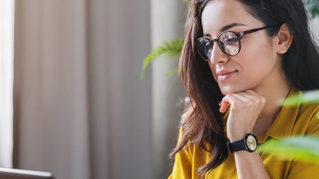 Mujer diciendo aprende alemán