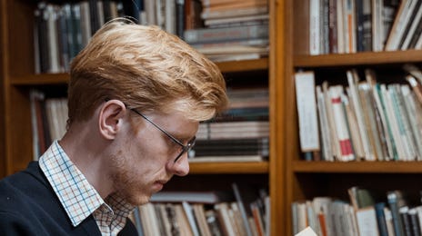 Hombre estudiando lenguas germánicas