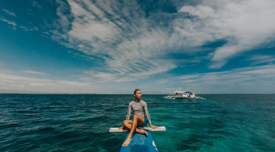 Mujer en el mar para celebrar el agua en inglés.
