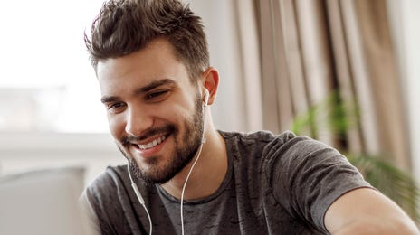 Hombre estudiando en teleconferencia