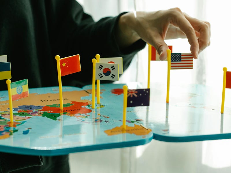 Banderas en una mesa para mostrar el aprendizaje global de Berlitz.