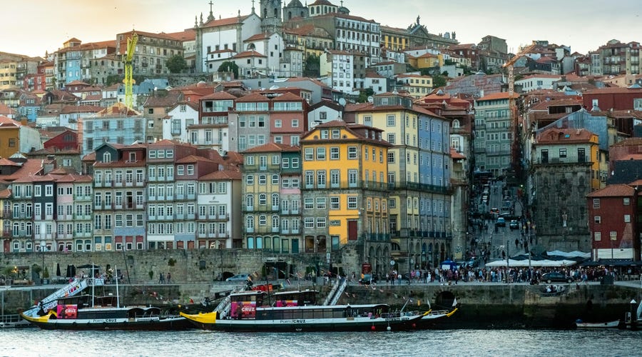 Paisaje de Porto en Portugal, el origen de la lengua portuguesa.