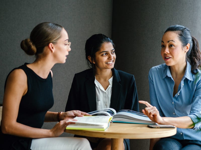 Mujeres hablando del origen del idioma