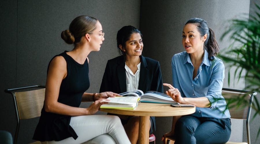 Mujeres hablando del origen del idioma