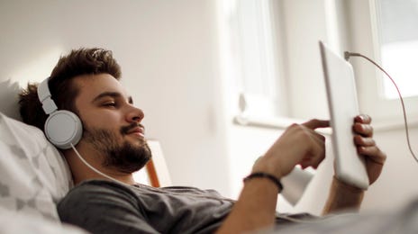 Hombre con tips para aprovechar tu curso de inglés online