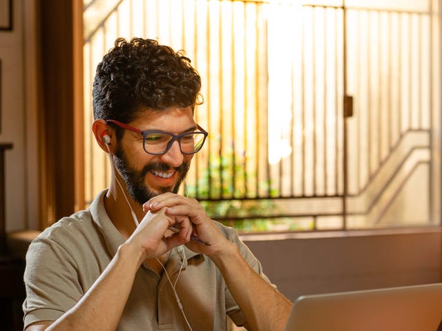 Hombre escuchando aprende portugués online