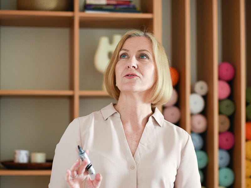 Mujer hablando con confianza en una reunión.