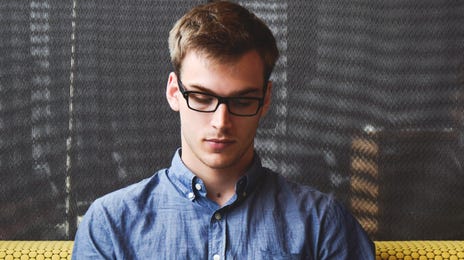 Hombre estudiando el idioma letón de forma presencial