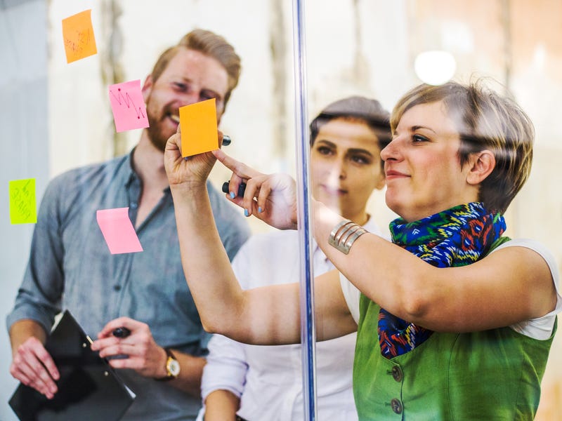 Personas practicando inglés de negocios