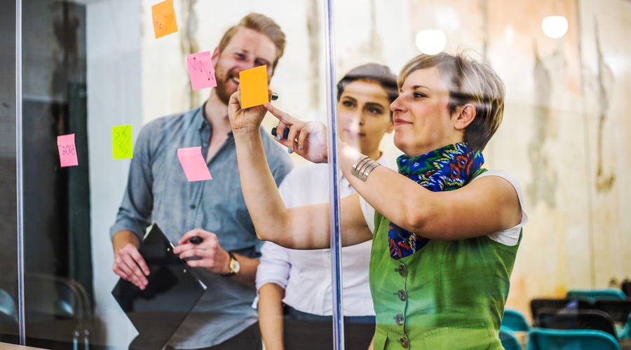 Personas practicando inglés de negocios