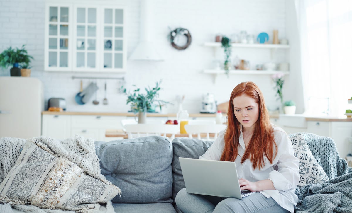 Mujer escribiendo aprende sueco online
