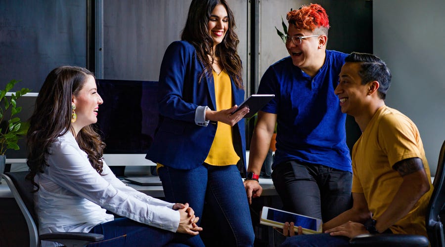 Estudiantes hablando en la escuela de idiomas