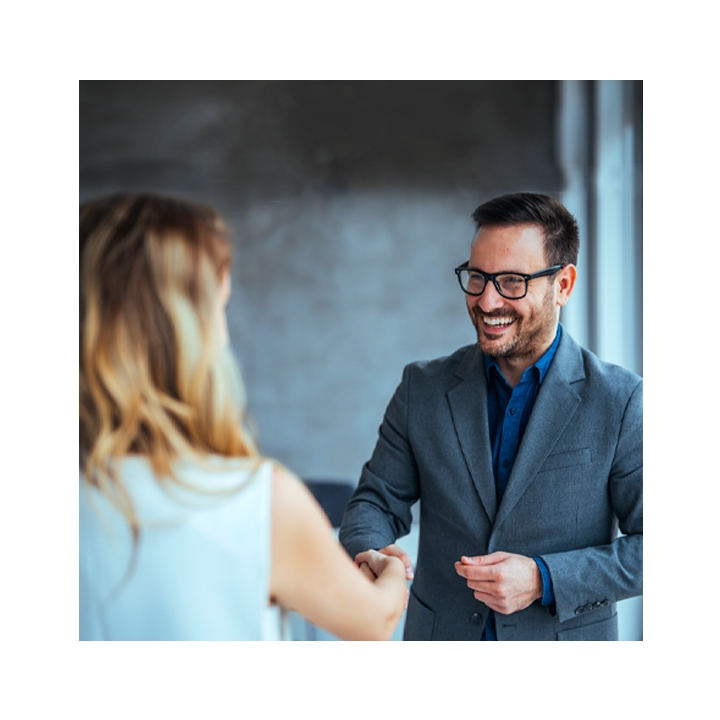 Personas practicando inglés 