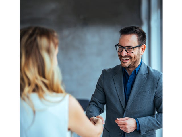 Personas practicando inglés