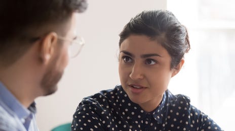 Mujer diciendo aprende árabe