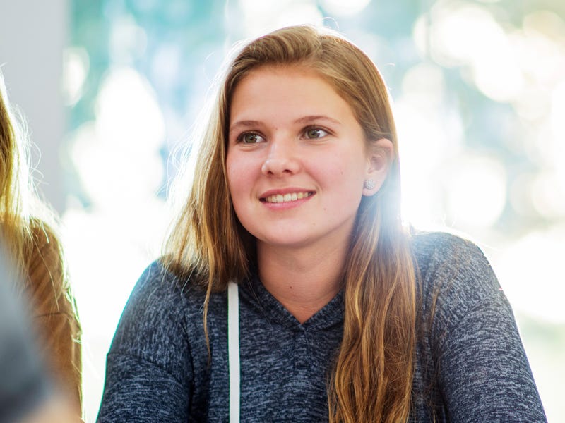 Mujer joven preguntando ¿Por qué los jóvenes bilingües tienen mejores oportunidades?