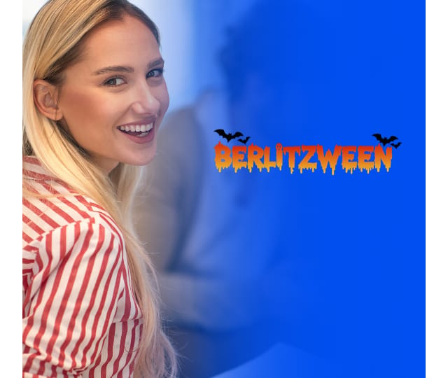 Mujer en clase de inglés grupal aprovechando promociones de halloween