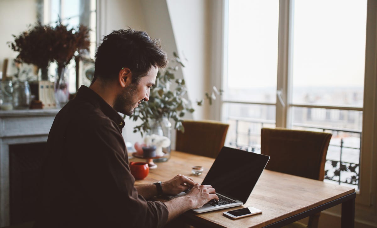 Hombre en preparación para exámenes de inglés online