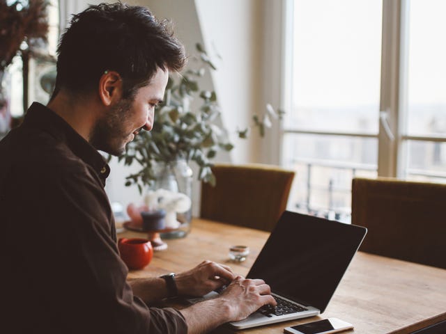 Hombre en preparación para exámenes de inglés online