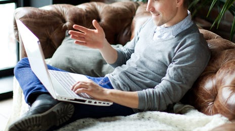 Hombre diciendo aprende italiano online