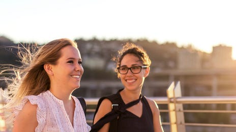 Dos mujeres caminando en Polonia