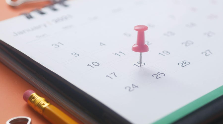 Calendario de una oficina con fechas en inglés.